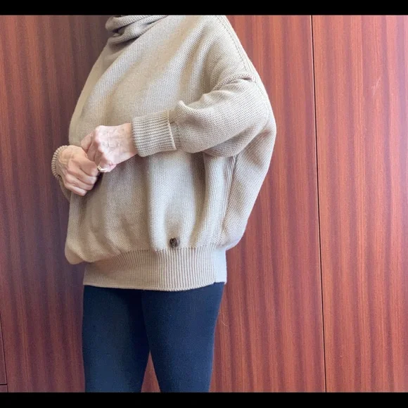 GUCCI Rear 100% Wool Sweater with wood LOGO GG on side.Hard to find. s M - Picture 13 of 16